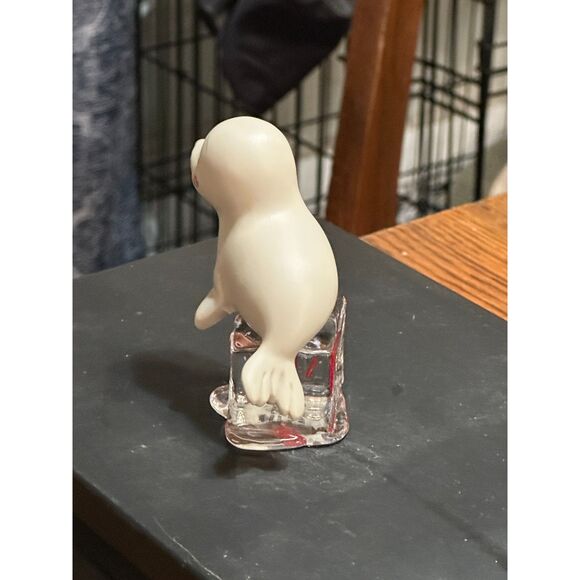 Precious Moments Fun Club Exclusive 2002 "Seal-ed With A Kiss" By Enesco - Picture 4 of 6